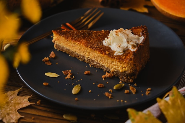 Hausgemachter Kürbis-Käsekuchen mit Schlagsahne dekoriert.