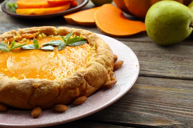 Hausgemachter Kürbiskuchen auf dem Tisch