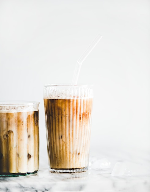 Hausgemachter Latte-Eiskaffee in Gläsern auf Marmortisch