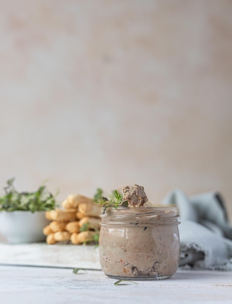 Hausgemachter Leberpastetenaufstrich oder Mousse mit Grissini und Microgreens