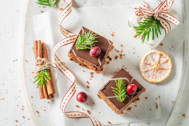 Hausgemachter Lebkuchenkuchen mit Marmelade und Schokoladenglasur zu Weihnachten