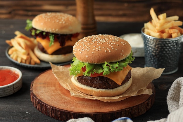 Hausgemachter lecker Burger mit Käse, Rindfleisch, Tomaten und Salat