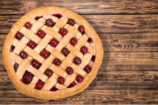 Hausgemachter leckerer Kuchen auf Holztisch