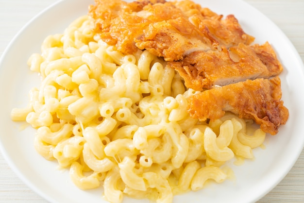 Hausgemachter Mac und Käse mit Brathähnchen