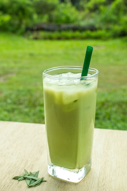 Hausgemachter Matcha-Eistee mit Milch, Latte-Tee mit Milch