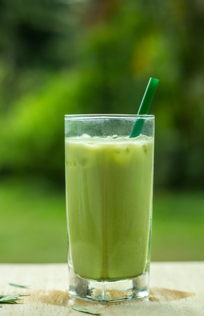 Hausgemachter Matcha-Eistee mit Milch, Latte-Tee mit Milch