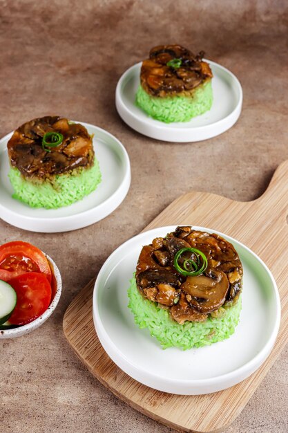 Hausgemachter Nasi Tim Pandan Ayam Jamur gedünsteter Reis mit Hähnchenwürfeln und Champignons-Sojasauce