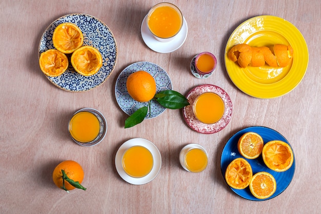 Hausgemachter Orangensaft von oben auf Holztisch