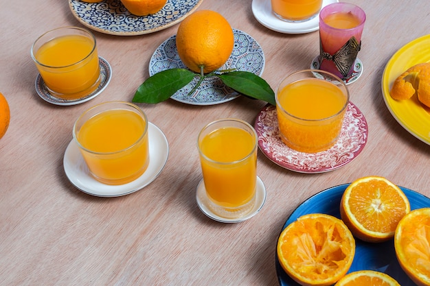 Hausgemachter Orangensaft von oben auf Holztisch