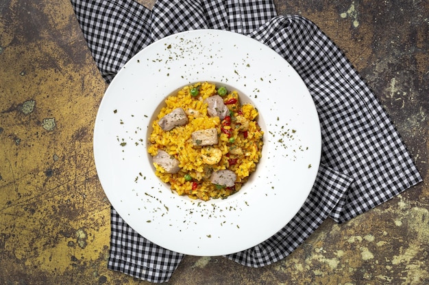 Hausgemachter Paella-Reis mit Thunfisch und Garnelen