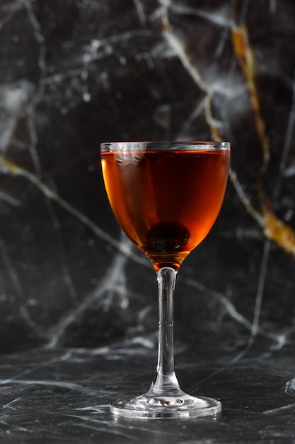 Foto hausgemachter rob-roy-cocktail mit scotch- und vermouth-whiskey-basierten getränken mit kirsche