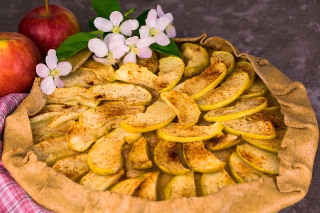 Hausgemachter Roggenmehlkuchen mit Äpfeln und Zimt Closeup