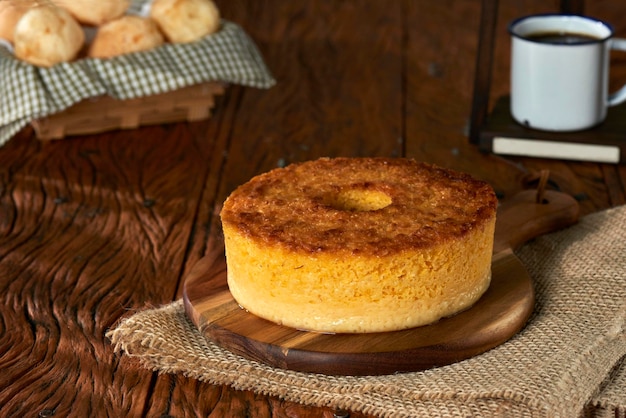 Hausgemachter runder Kuchen aus grünem Mais und Käse, bekannt als Pamonha-Kuchen. Typisch brasilianisches Essen