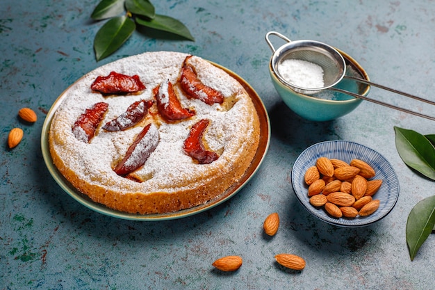 Hausgemachter rustikaler Pflaumenkuchen mit Puderzucker und Mandel, Draufsicht