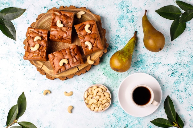 Hausgemachter rustikaler Schokoladenkuchen mit Birnen- und Cashewnüssen