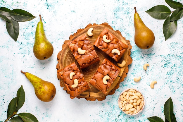 Hausgemachter rustikaler Schokoladenkuchen mit Birnen- und Cashewnüssen