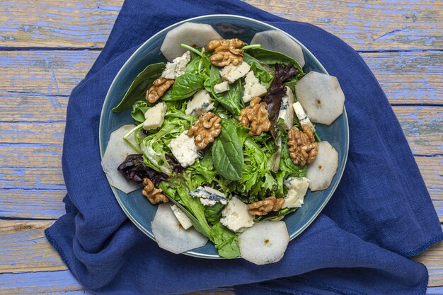 Hausgemachter Salatsortimentsalat mit Blauschimmelkäse, Walnüssen und Birne