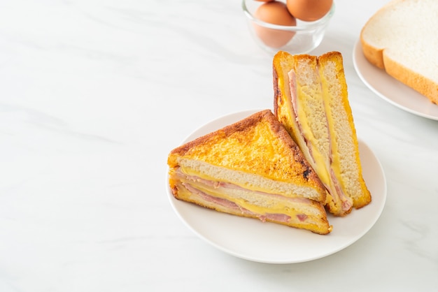 hausgemachter Sandwich-Schinken-Käse auf weißem Teller