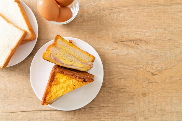 hausgemachter Sandwich-Schinken-Käse auf weißem Teller