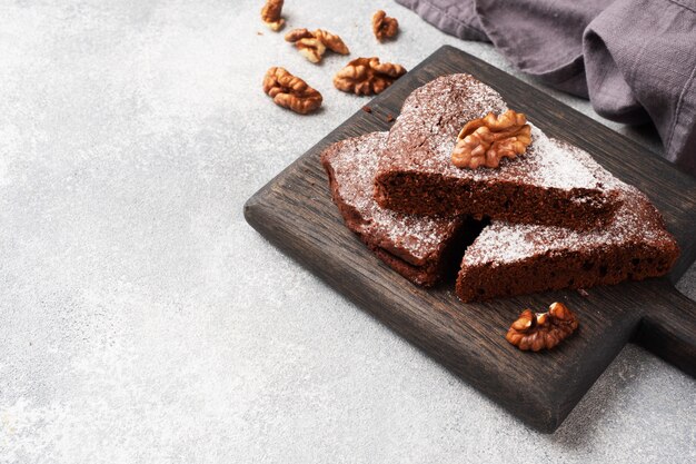 Hausgemachter Schokoladen-Brownie mit Walnüssen. Schokoladenkuchen backen. Speicherplatz kopieren