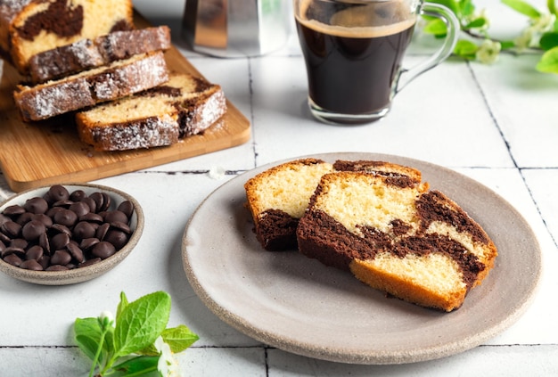 Foto hausgemachter schokoladen-vanille-marmor-pfundkuchen