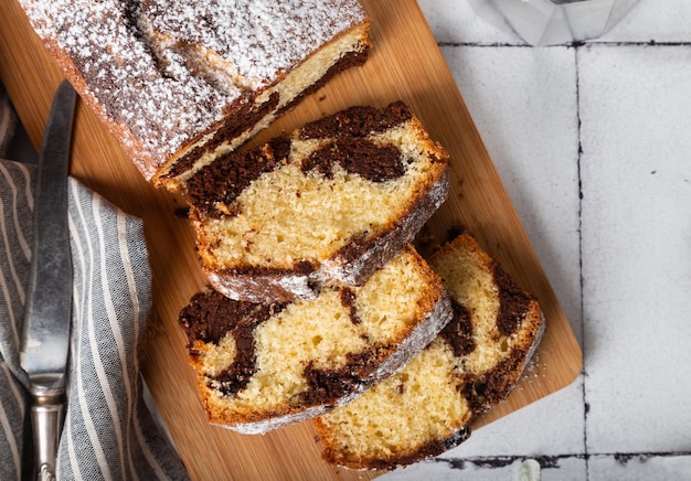 Foto hausgemachter schokoladen-vanille-marmor-pfundkuchen