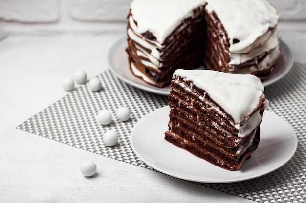 Hausgemachter Schokoladenkuchen mit Sahne