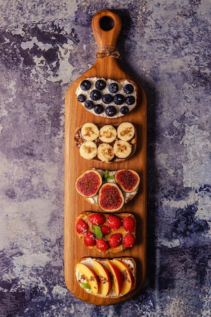 Hausgemachter Sommertoast mit Frischkäse-Nussbutter und Früchten und Beeren