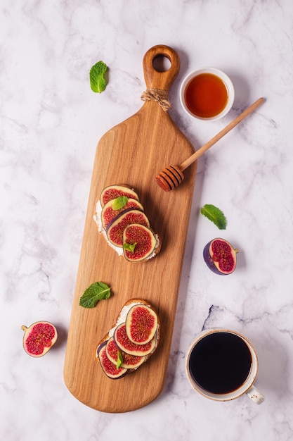 Hausgemachter Sommertoast mit Frischkäse und Feigen