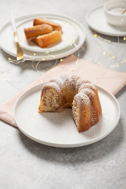 Hausgemachter süßer Bundt-Kuchen mit Puderzucker