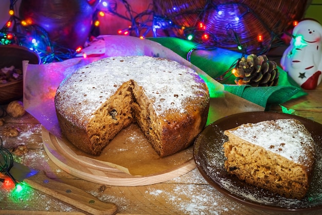 Hausgemachter süßer Kuchen mit Honig und Walnüssen mit Weihnachtsschmuck herum