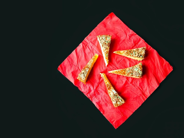 Hausgemachter süßer Kuchen mit Zuckerdekor