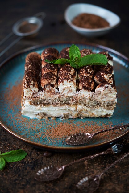 Hausgemachter Tiramisu-Kuchen. Klassisches italienisches Dessert