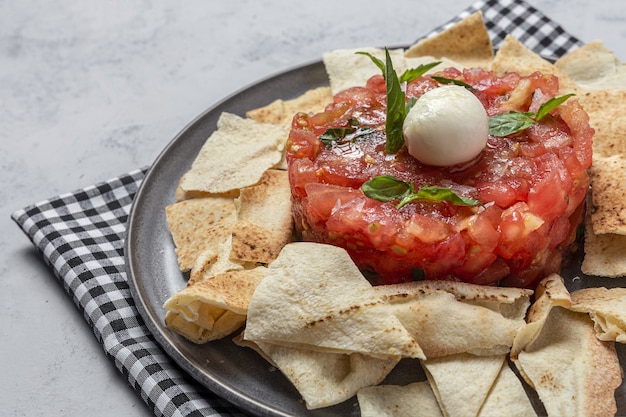 Hausgemachter Tomaten-Carpaccio-Salat mit Mozzarella, Olivenöl und Basilikum mit arabischem Brot. Gesundes Ernährungskonzept