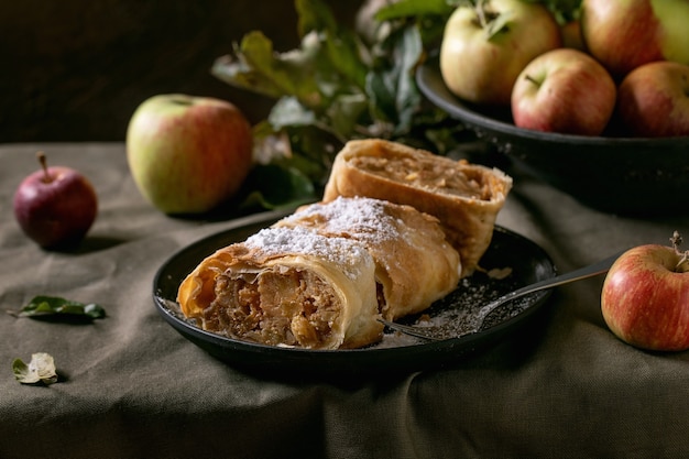 Foto hausgemachter traditioneller apfelstrudelkuchen mit äpfeln