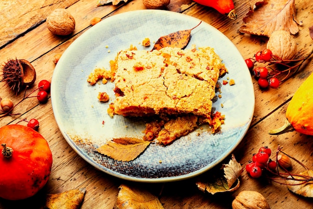 Hausgemachter traditioneller Herbstkuchen. Kürbiskuchen auf rustikalem Holztisch