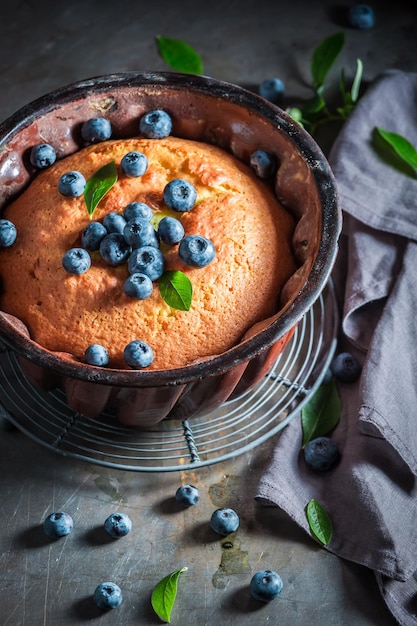 Hausgemachter und rustikaler Heidelbeerkuchen mit frischen Früchten