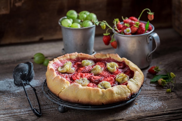 Foto hausgemachter und rustikaler kuchen mit frischen beerenfrüchten