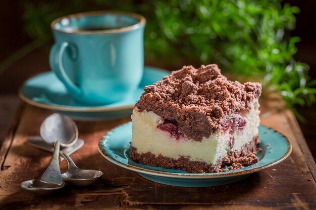 Hausgemachter und süßer Käsekuchen, serviert mit Kaffee