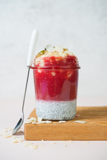 Hausgemachter veganer Chia-Pudding mit Beeren und Milch