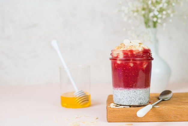 Hausgemachter veganer Chia-Pudding mit Beeren und Milch