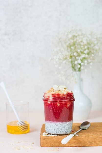 Hausgemachter veganer Chia-Pudding mit Beeren und Milch