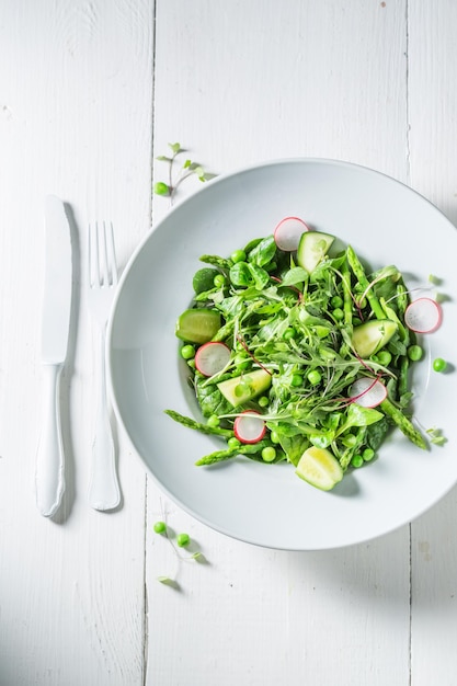 Hausgemachter vegetarischer Salat mit Spinatradieschen und Spargel