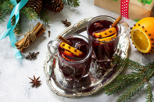 Hausgemachter Weihnachtscocktail Glühwein Rotwein mit Zimtstangen Orangen Textfreiraum