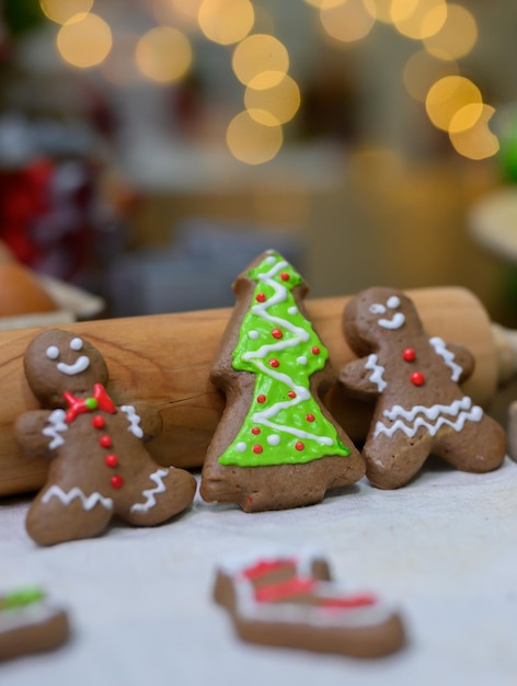 Hausgemachter Weihnachtskeks für Weihnachten und ein glückliches neues Jahr. Lebkuchen mit Freund und Familie im Winterurlaub zu Hause kochen.