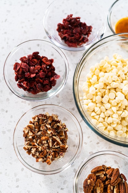 Hausgemachter weißer Schokoladen-Cranberry-Pekannuss-Fudge