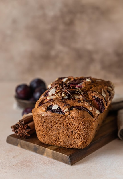 Hausgemachter würziger Pflaumenkuchen dekoriert mit Mandeln Brotkuchen mit Pflaumengewürzen und Mandeln