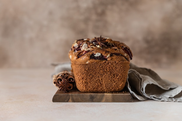 Hausgemachter würziger Pflaumenkuchen dekoriert mit Mandeln Laibkuchen mit Pflaumengewürzen und Mandel