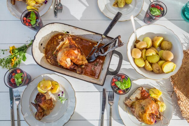 Hausgemachtes Abendessen mit Hähnchen und Kartoffeln, serviert an sonnigen Tagen