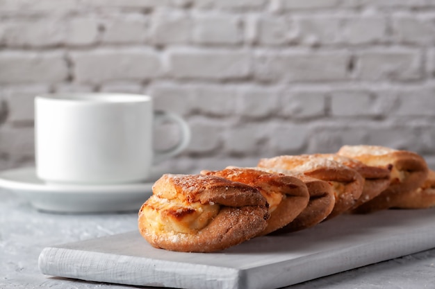 Hausgemachtes Backen, hausgemachte Kekse mit Hüttenkäse und eine Tasse Tee